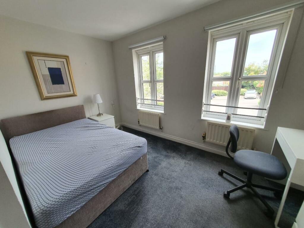 17 Middle Floor Back bedroom.jpg