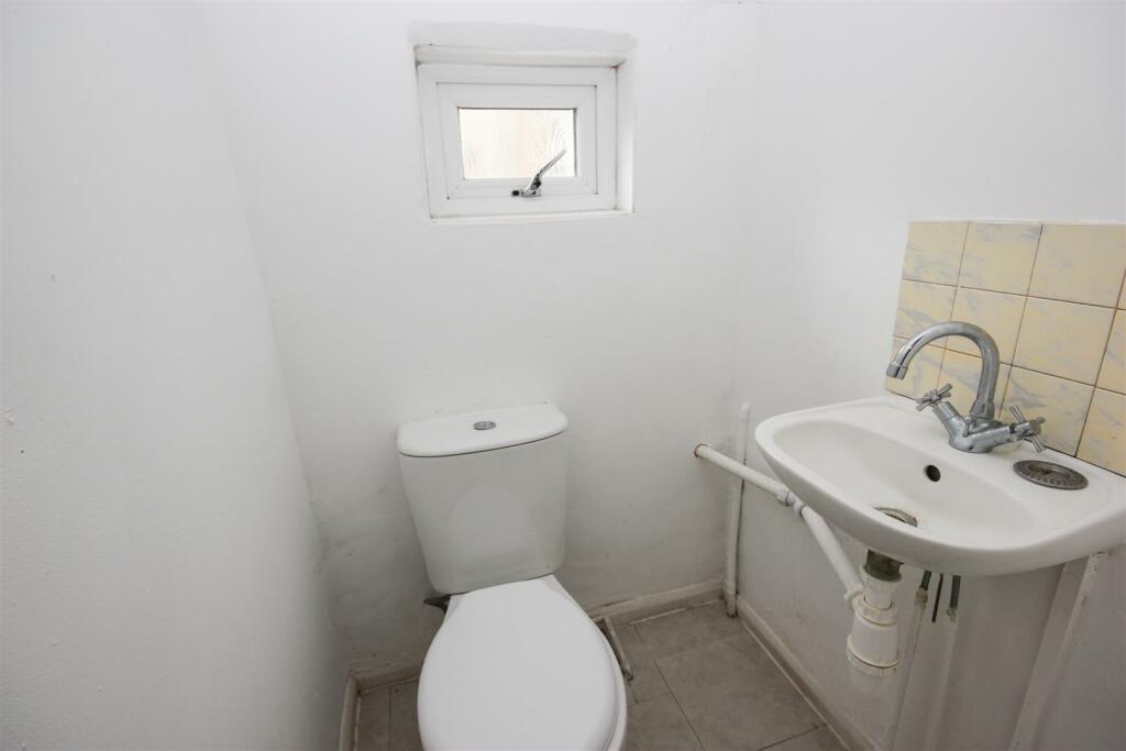 toilet upstairs.jpg