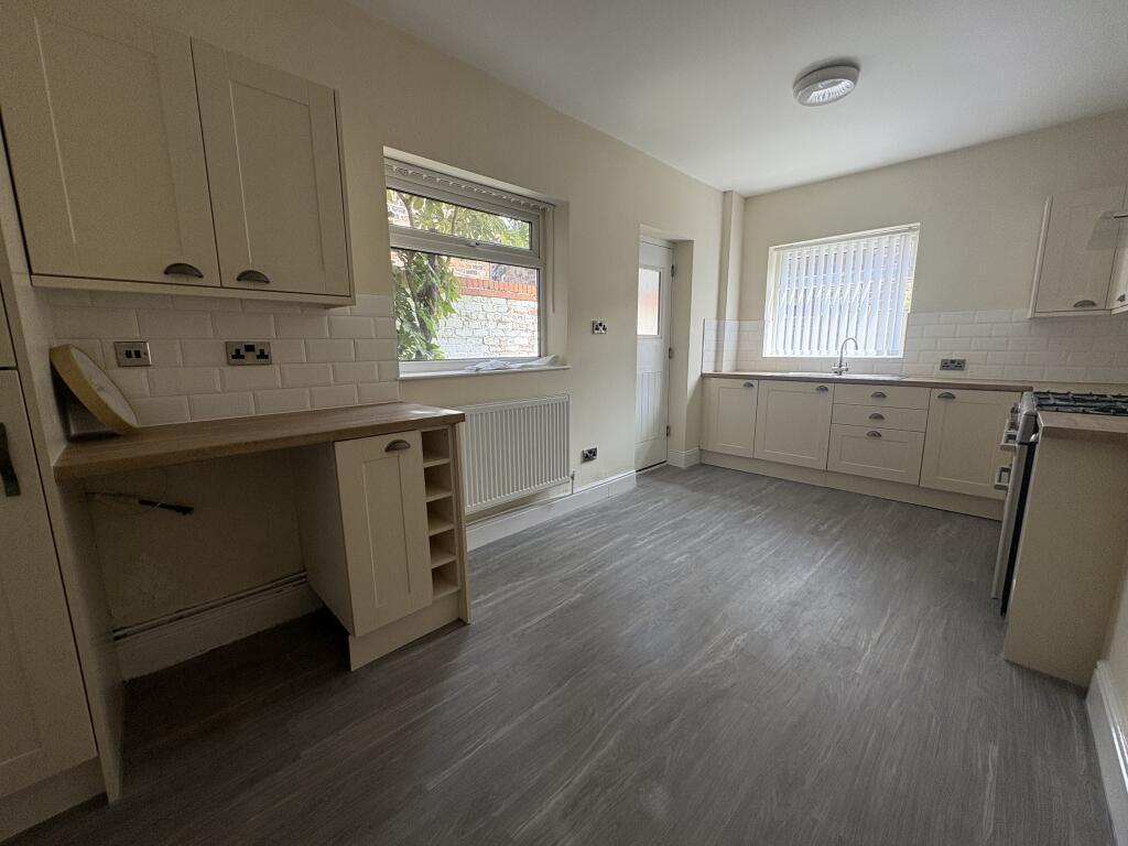 4 Bed 2 bath terraced House