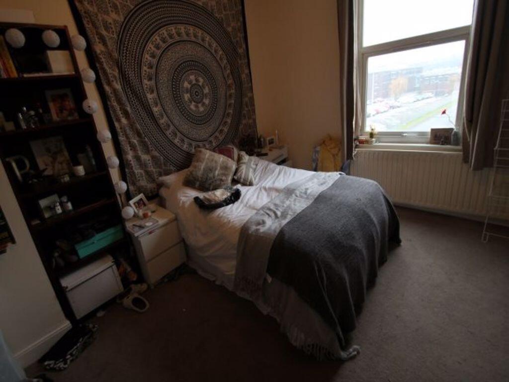 A cozy double bedroom featuring a comfortable b...