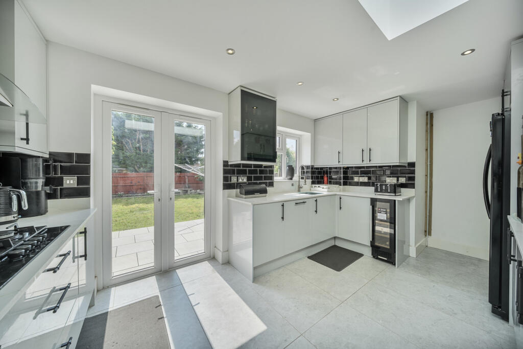 1305841-13-684c05...