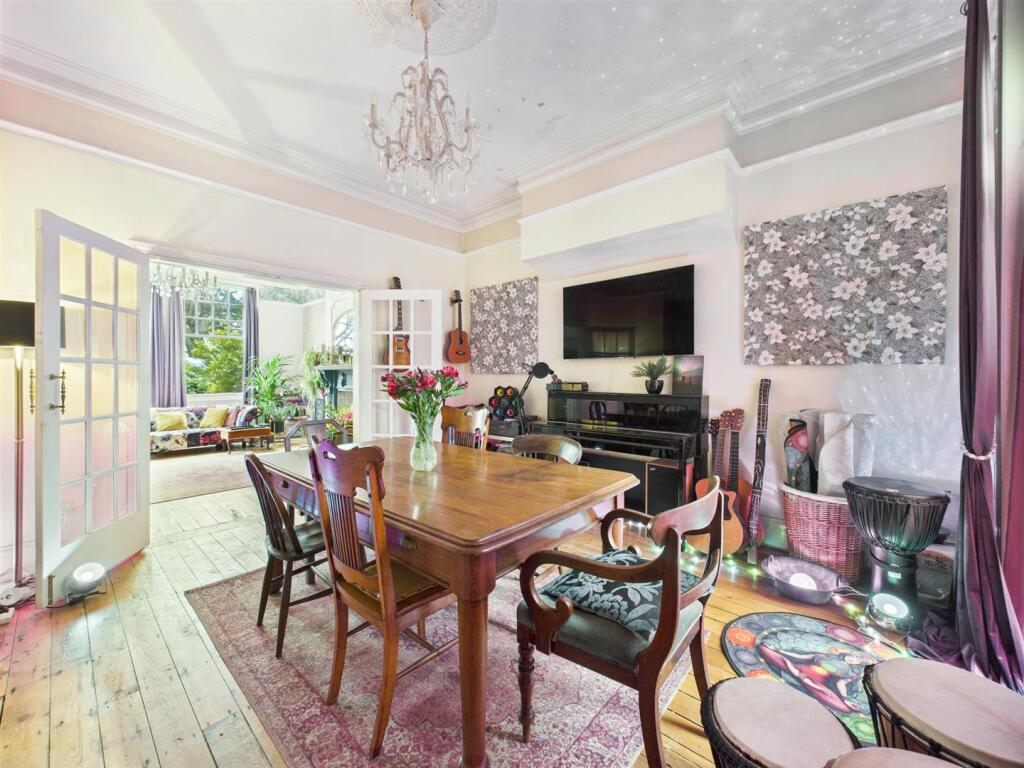 Dining room: