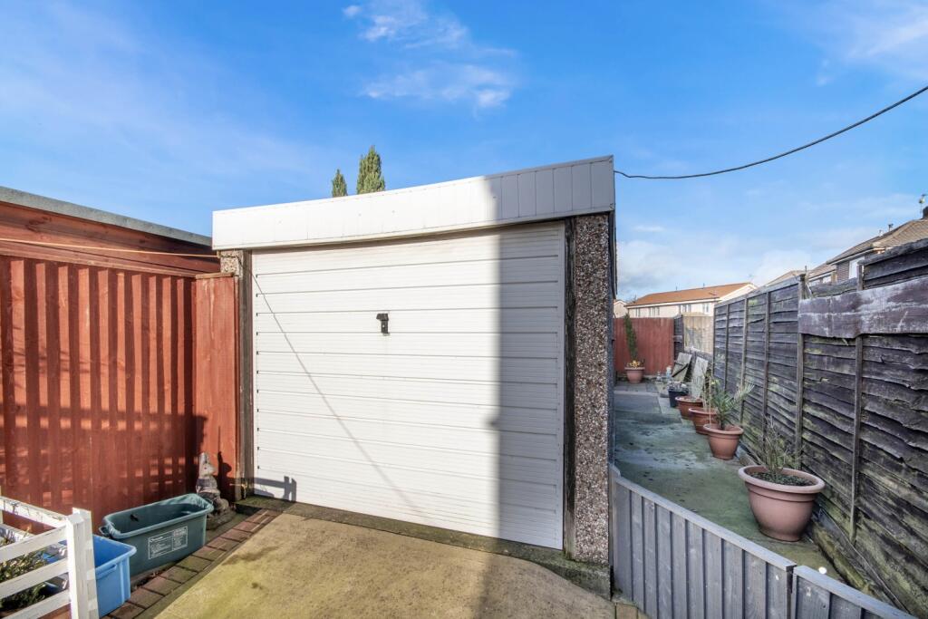 Estate Agent EweMove Scunthorpe Garage