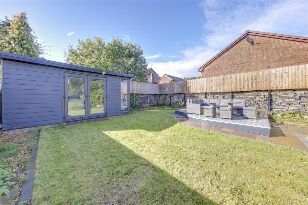 Front Garden &amp; Pod