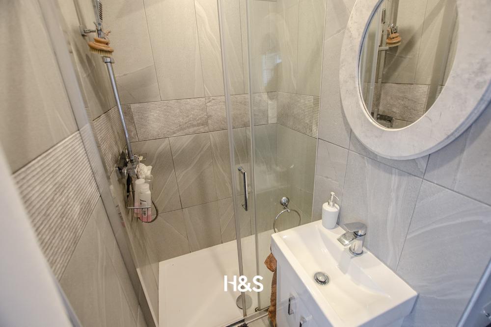 18 palmers close en suite.jpg