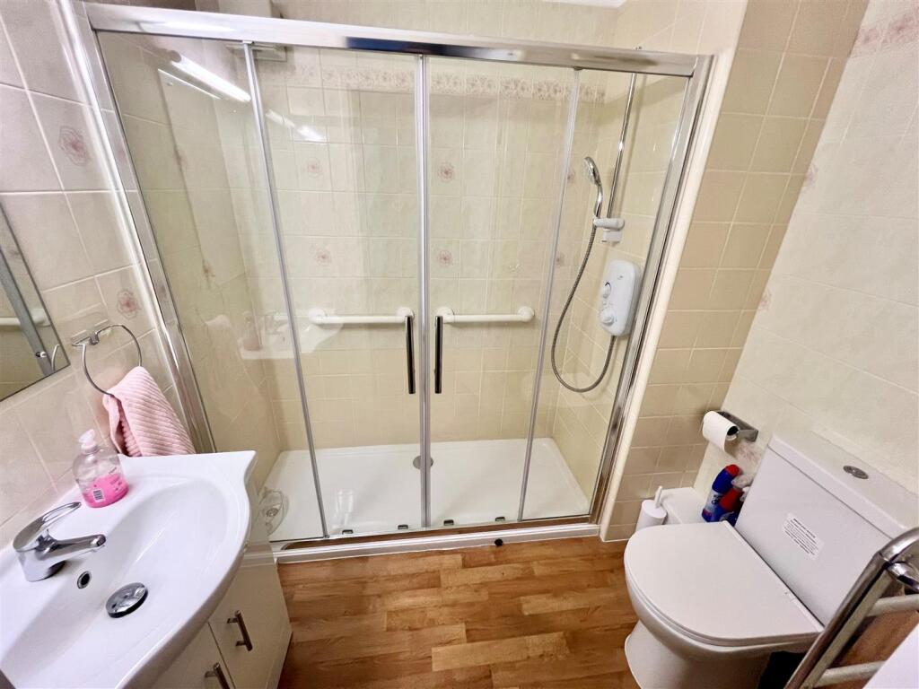 SHOWER ROOM