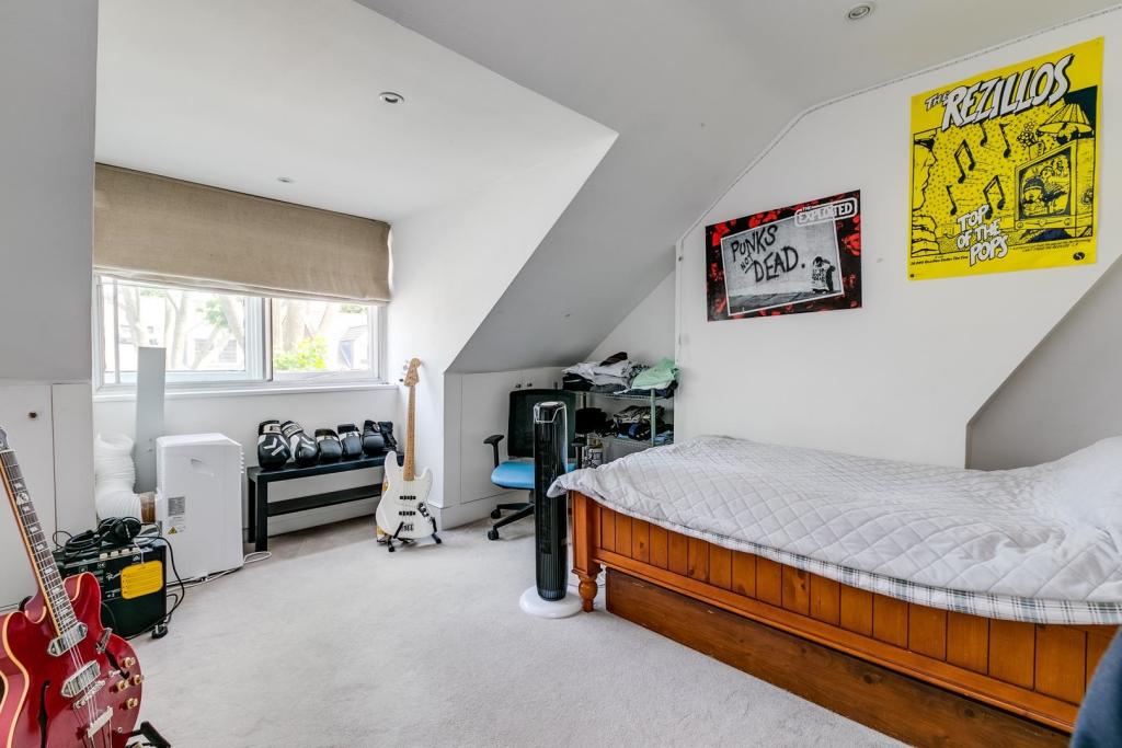 4m Bedroom (Second Floor)