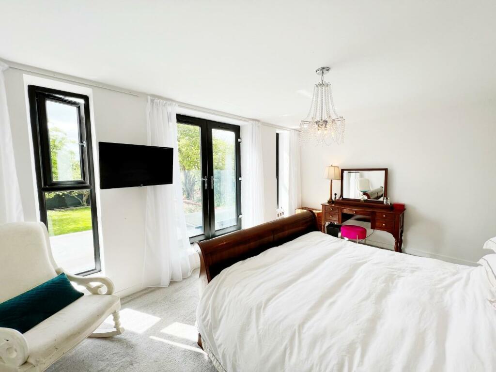 Bedroom 1 pic 3.jpg