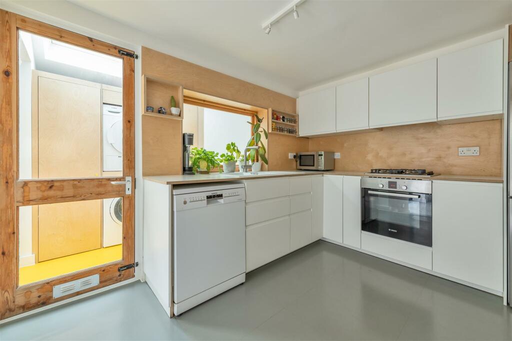Woodbine Place, E11