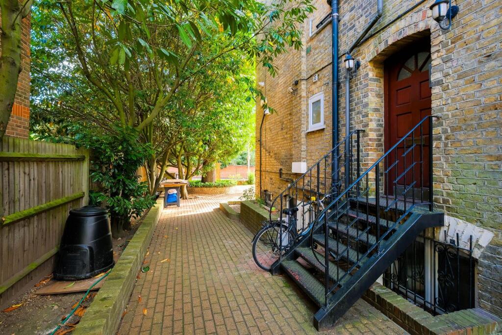Flat 2, 70 Hermon Hill-32.jpg