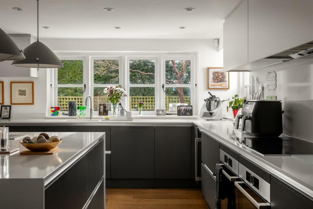 21 - Leah House - SN6 6LQ - Web.jpg