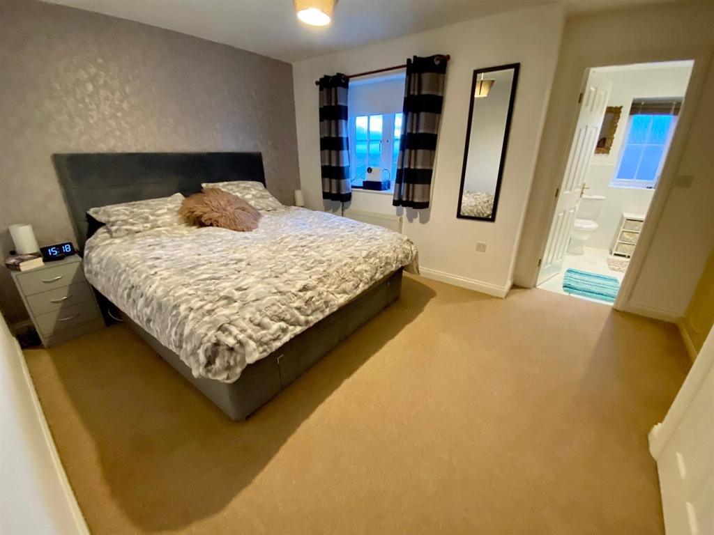 kiln avenue 49 master bed.jpg