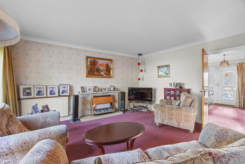 12 Daws Lea, HP11 1QF-9.jpg