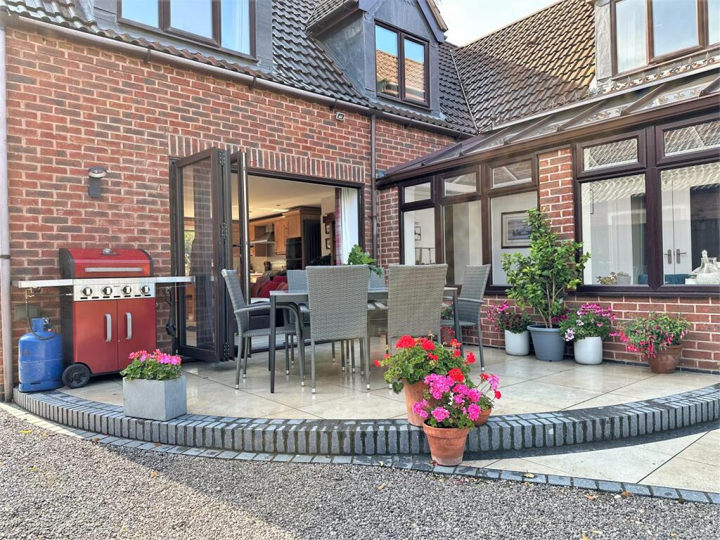 Outdoor Seating Area 952