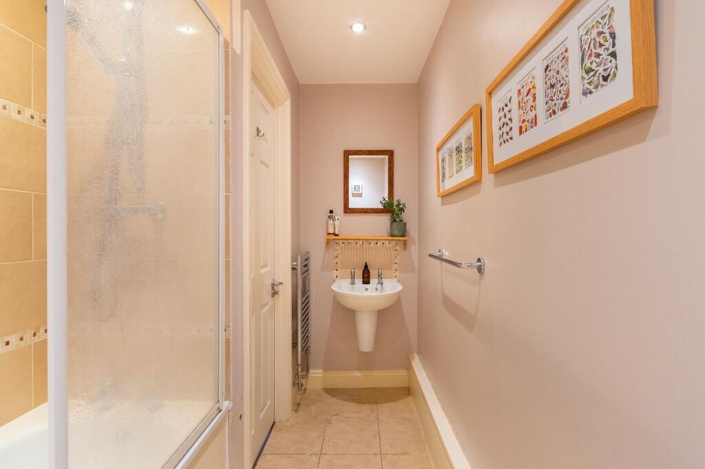 0S4RAV - Bathroom A.jpg