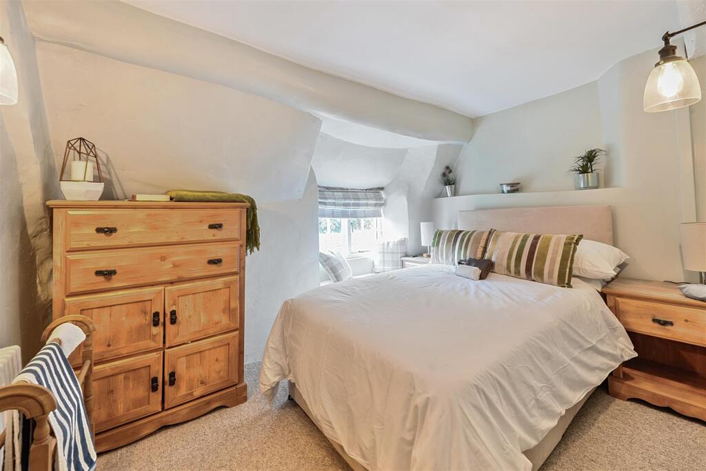 19 High Street, Greens Norton