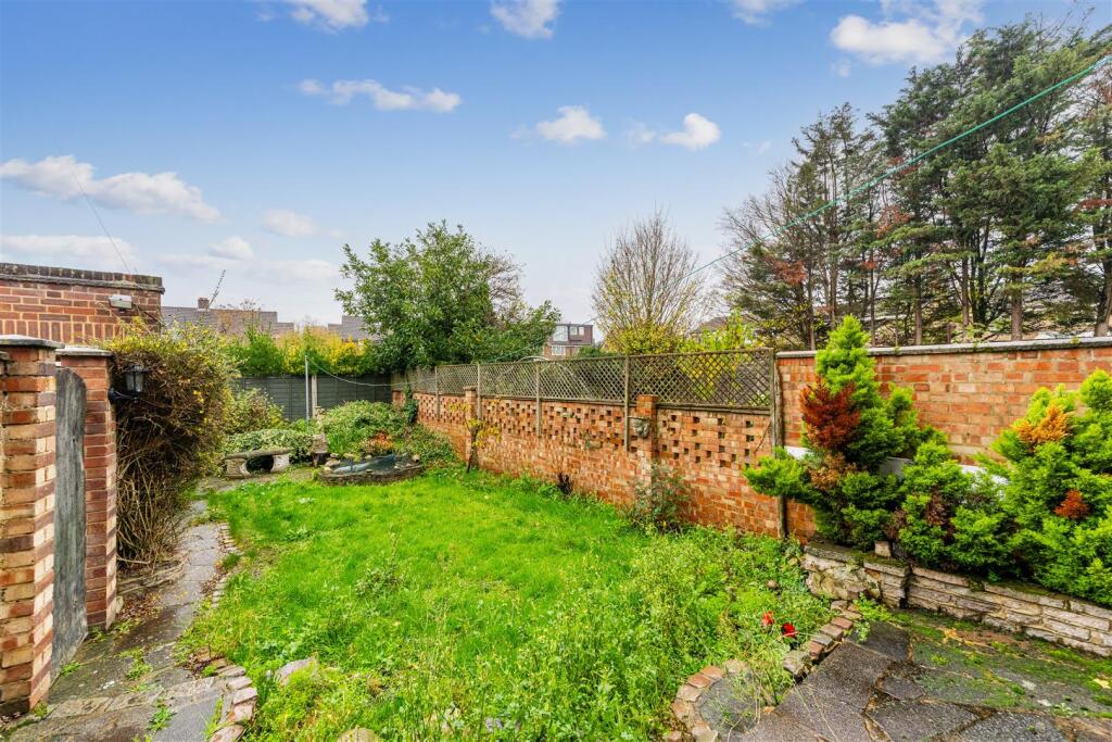 14 Lynton Close, Isleworth TW7 7ET-26.JPG