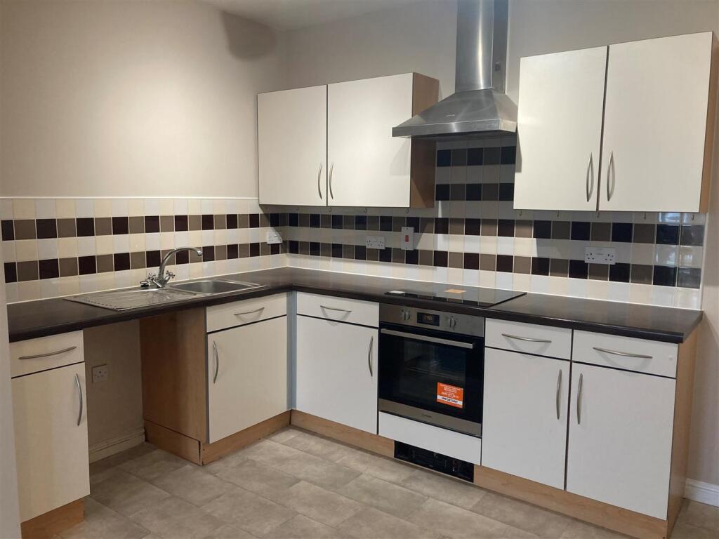 24 Ty Capstan - kitchen.jpg