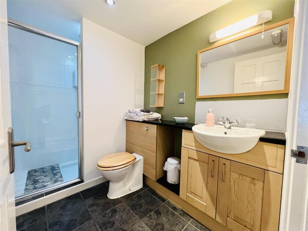 SHOWER ROOM