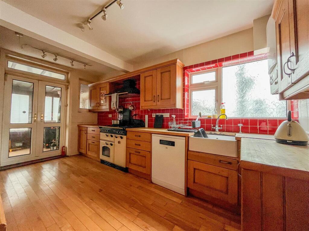 kitchen 2.jpg