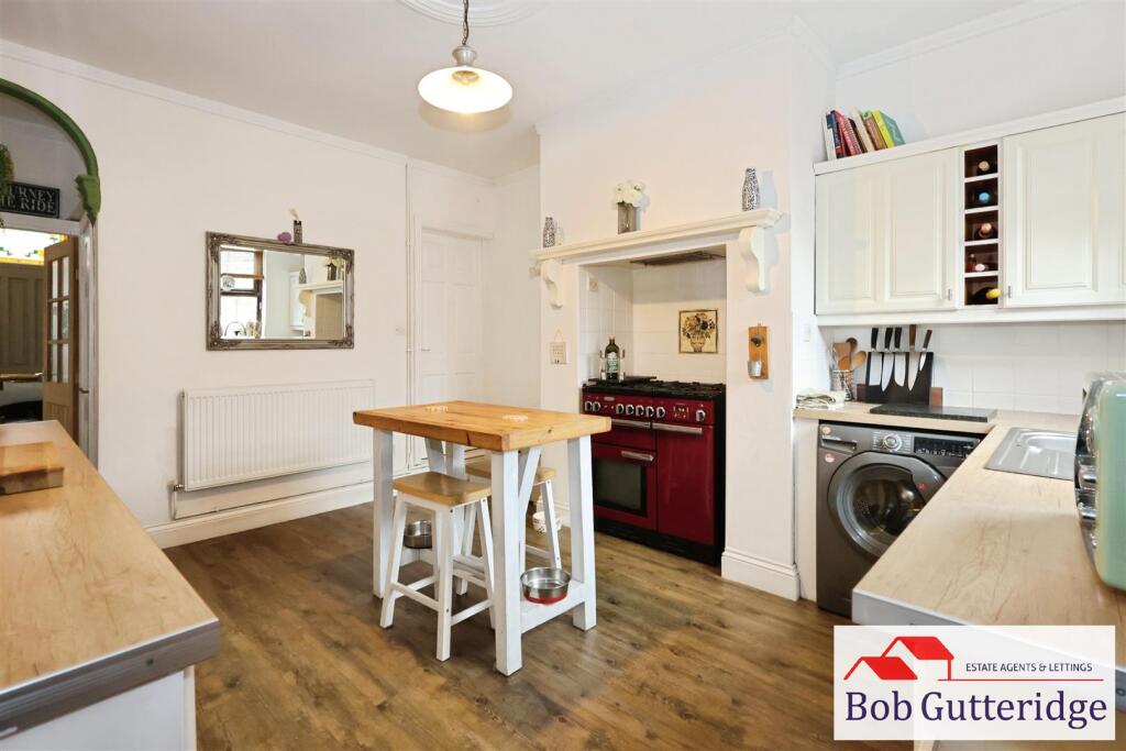 FITTED KITCHEN / DINER