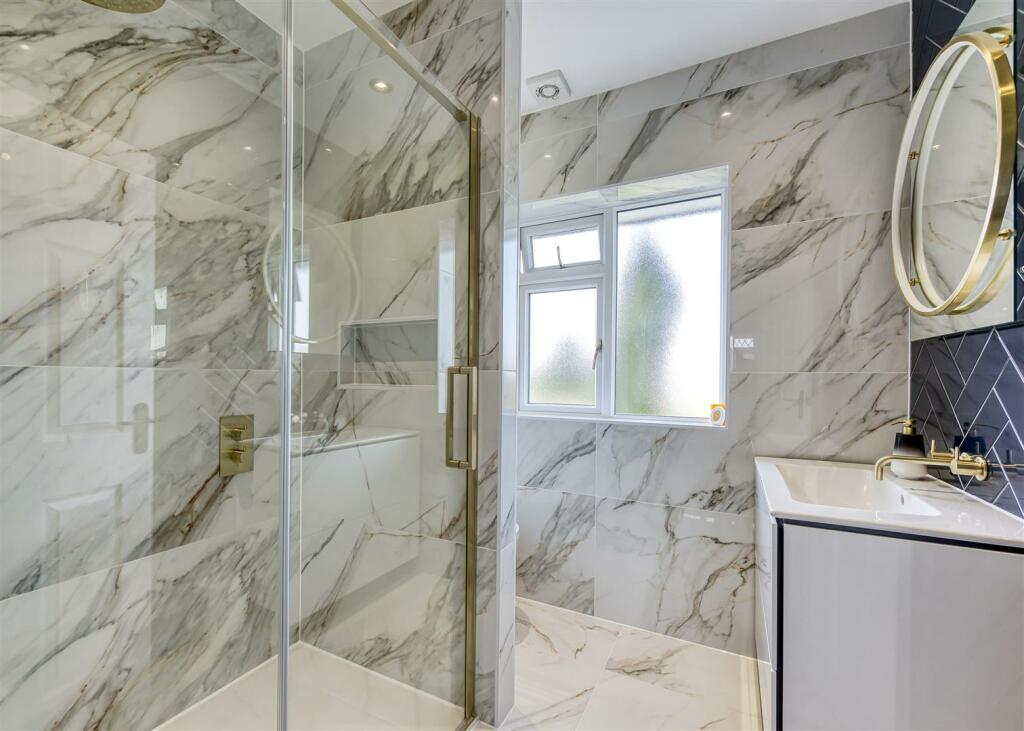 59 Sabrina Road-bed1 ensuite.jpg
