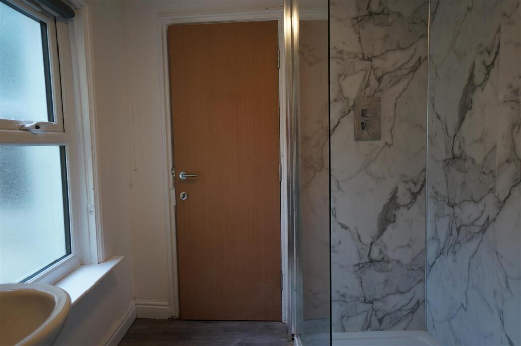 1st floor shower room .JPG