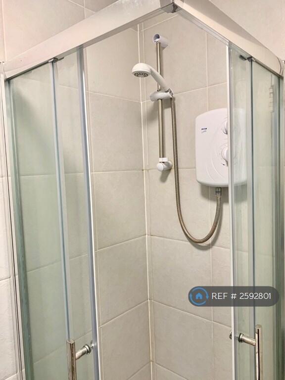 Shower Room 1 Picture 2