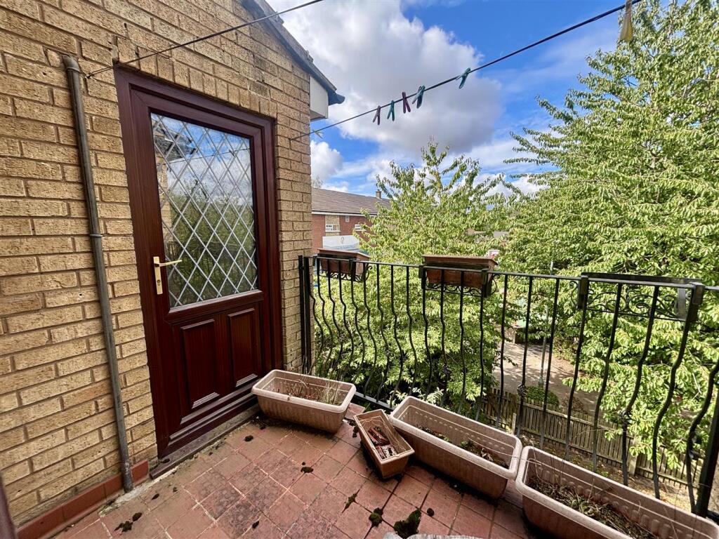 Outside Space/Balcony