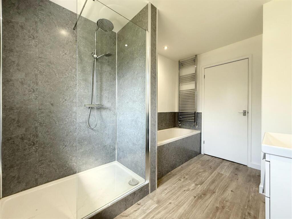 Bathroom (2).jpg