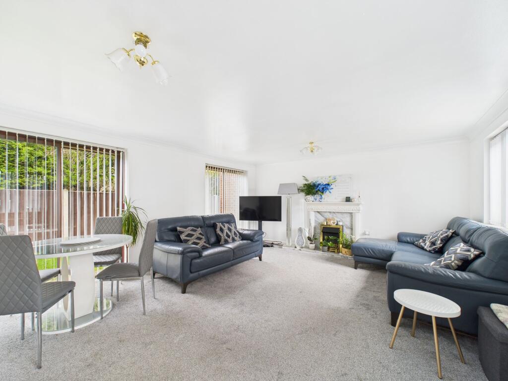 Lounge/Dining Room