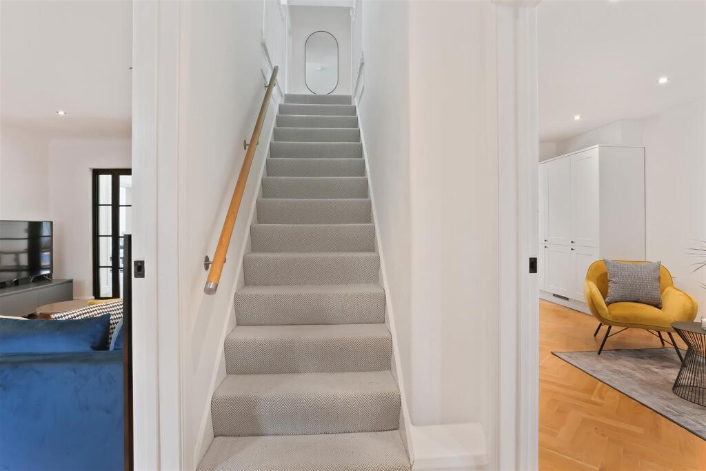 1249733894 - 43 Green Curve, SM7 - 82.jpg