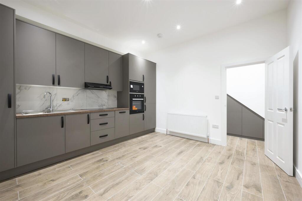 Flat 2, 80 Durham Road,4.jpg