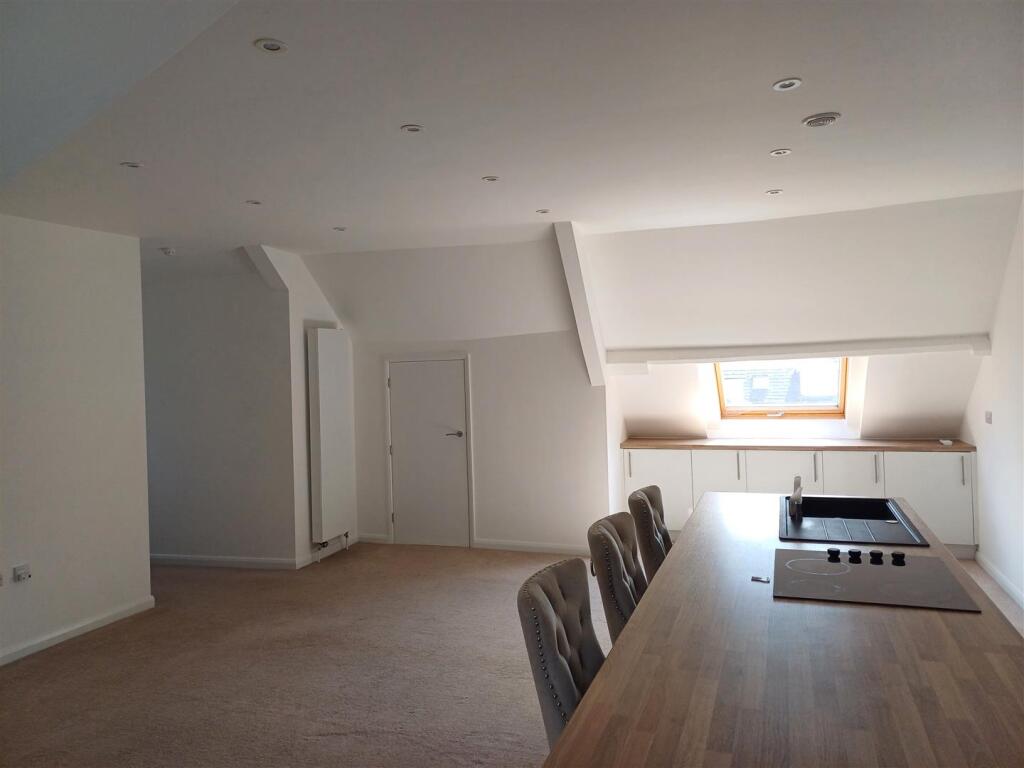 OPEN PLAN LOUNGE/KITCHEN