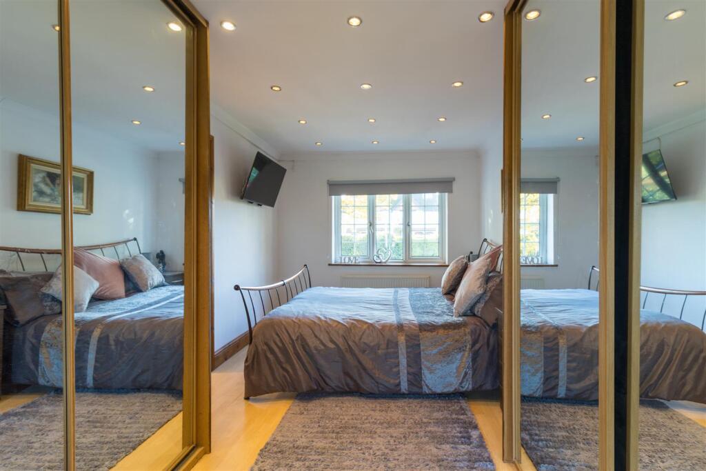 PRINCIPAL BEDROOM pic 2