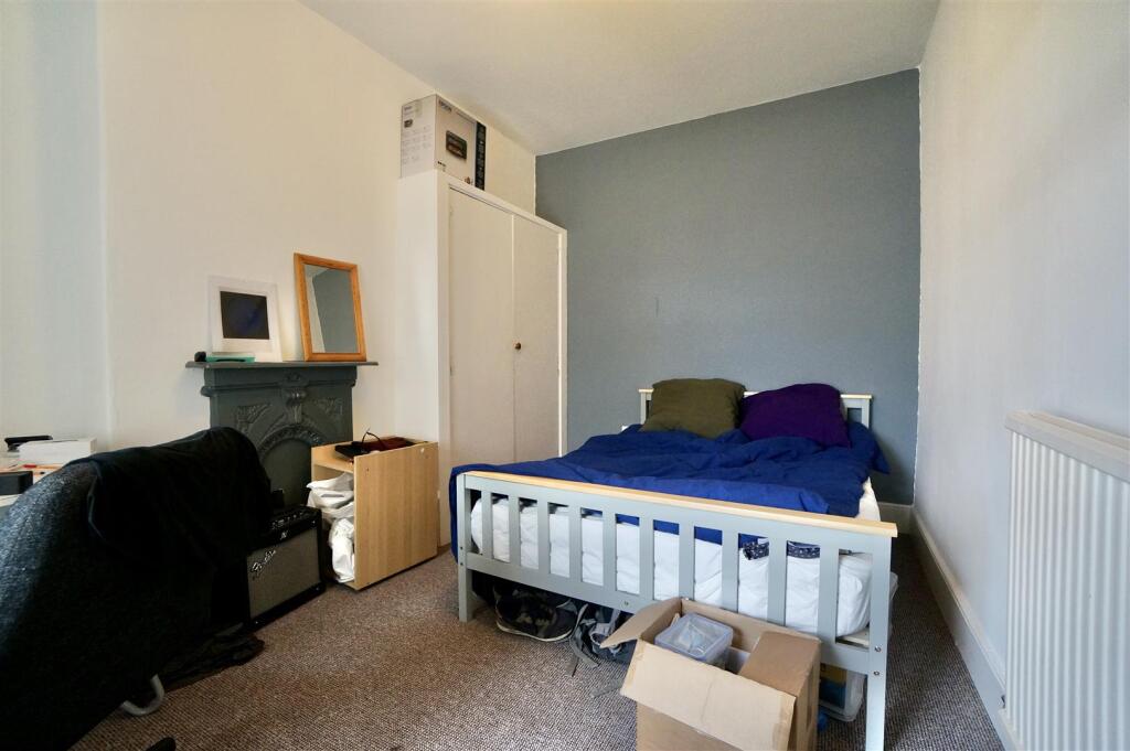 Bed2.jpg