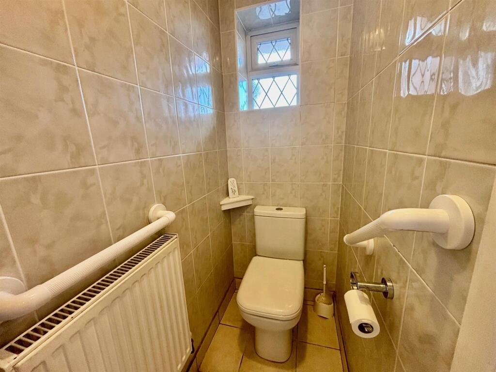 Guests Cloak Room/WC