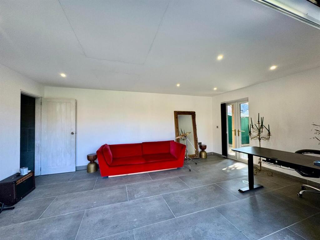 WhatsApp Image 2025-09-25 at 15.07.22 (8).jpeg