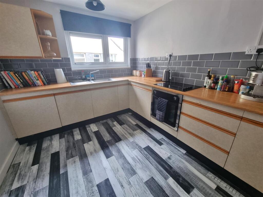 Kitchen 2.jpg