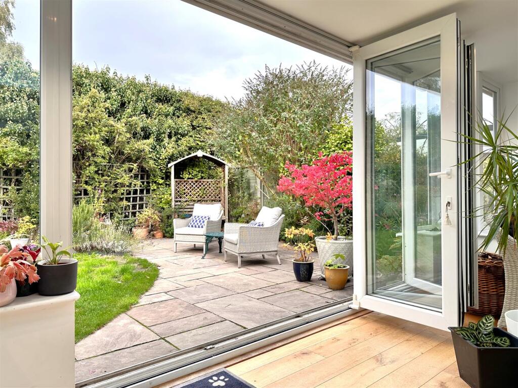 Bi-Fold Doors Out To Seating Area 294