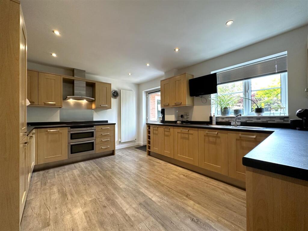 Spacious Modern Kitchen 135