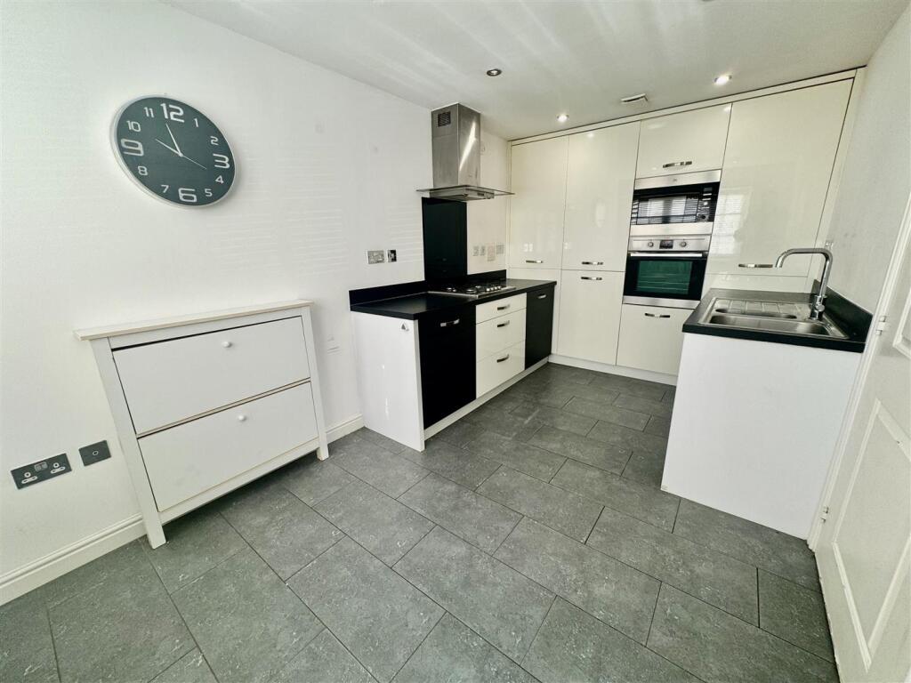 Kitchen/ Dining Room