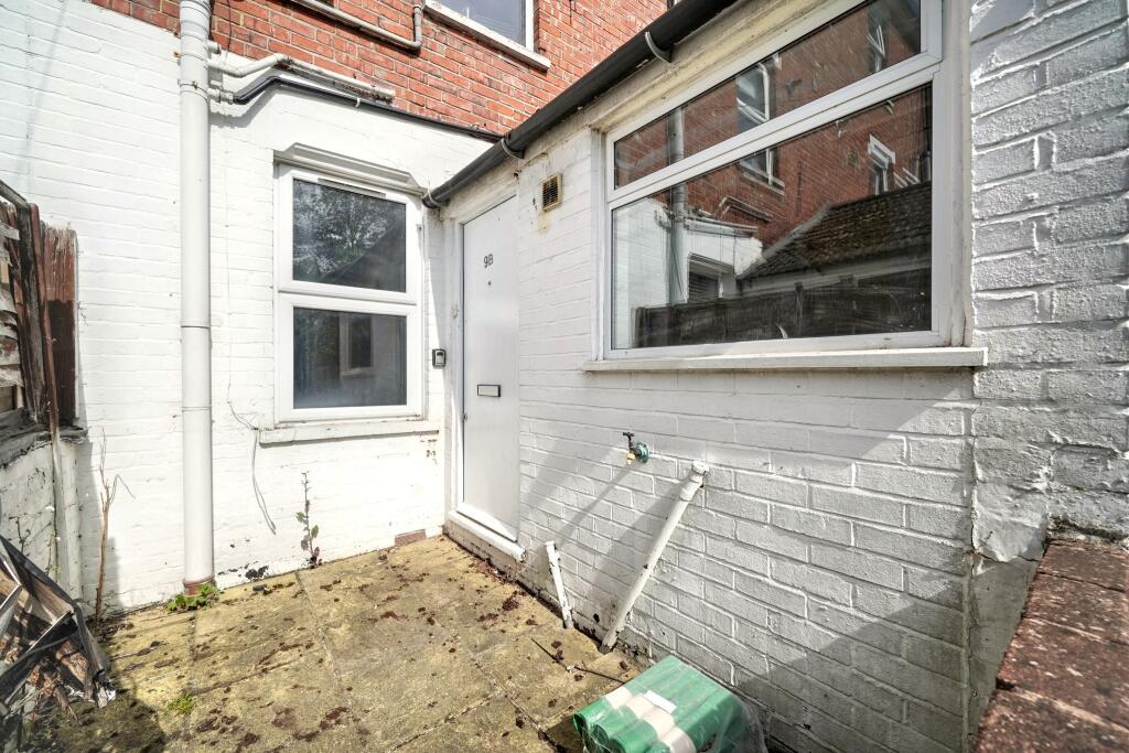 9B Farningham Road, Caterham, CR3 6LL