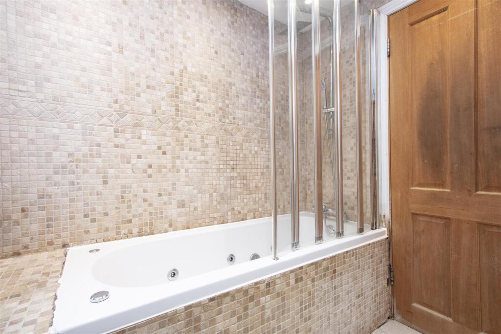 8 Pattenden Road SE6 bathroom 2.jpg