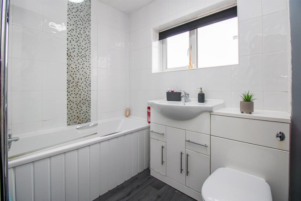 BATHROOM/W.C.