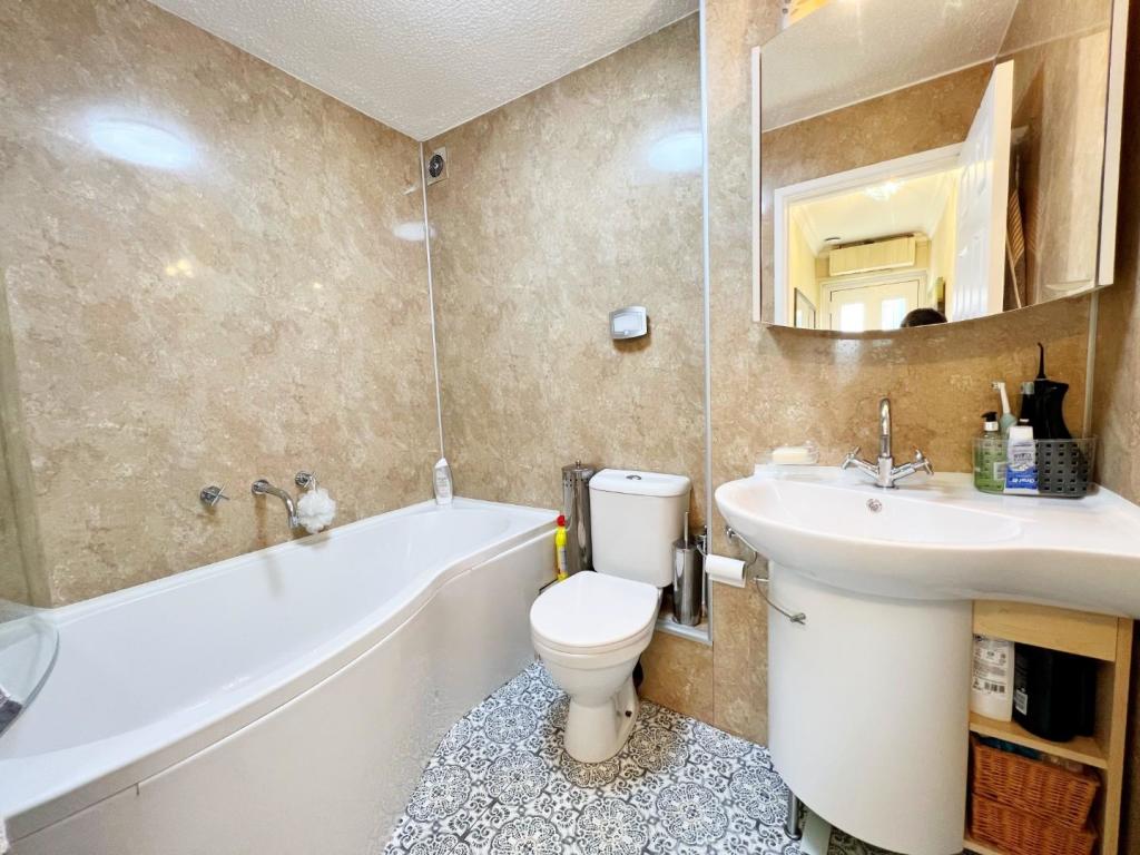 Bathroom pic 1.jpg