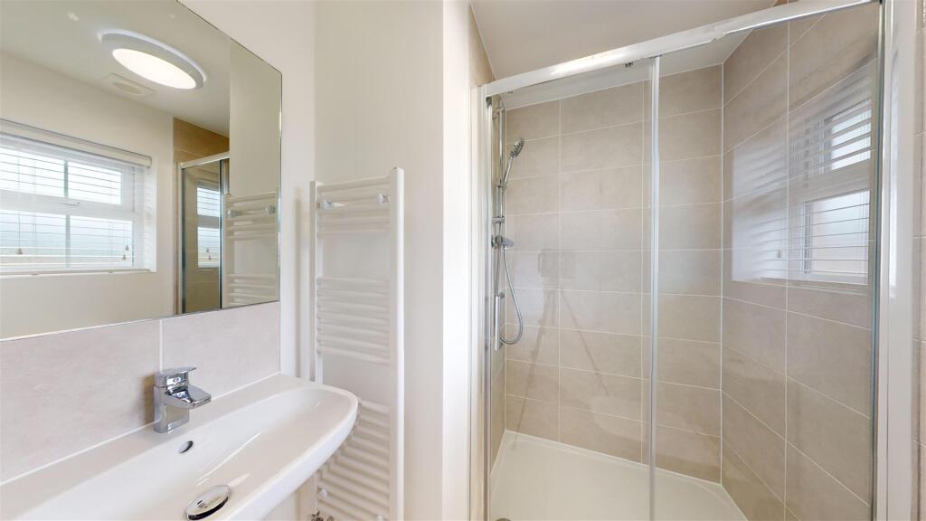 48 Bligny Crescent, Master Ensuite.jpg