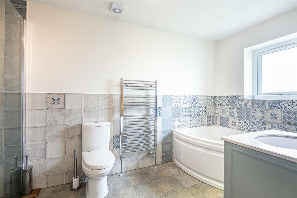 Ensuite to principal bedroom