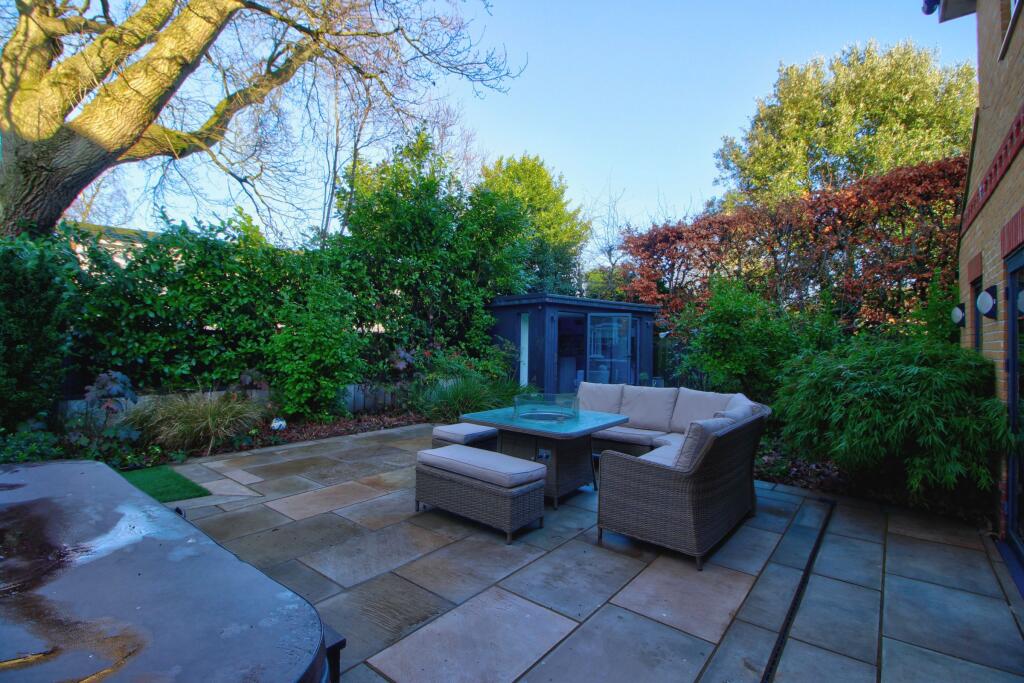 Patio &amp; kitchen floor designed to 'seamless' level