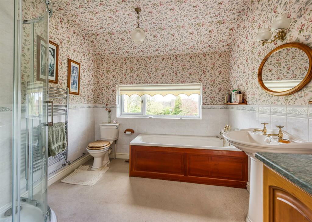 Leafields Farm-bathroom.jpg